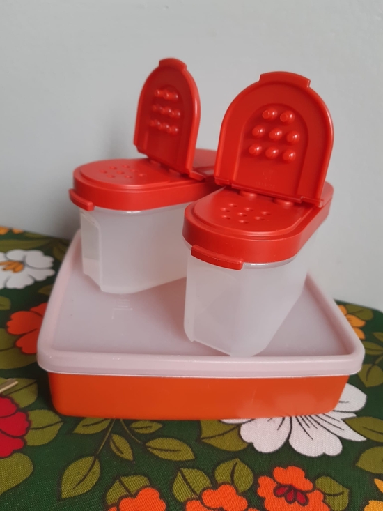 Retro Tupperware Spice Shaker Set with Storage Box - Picture 1 of 5
